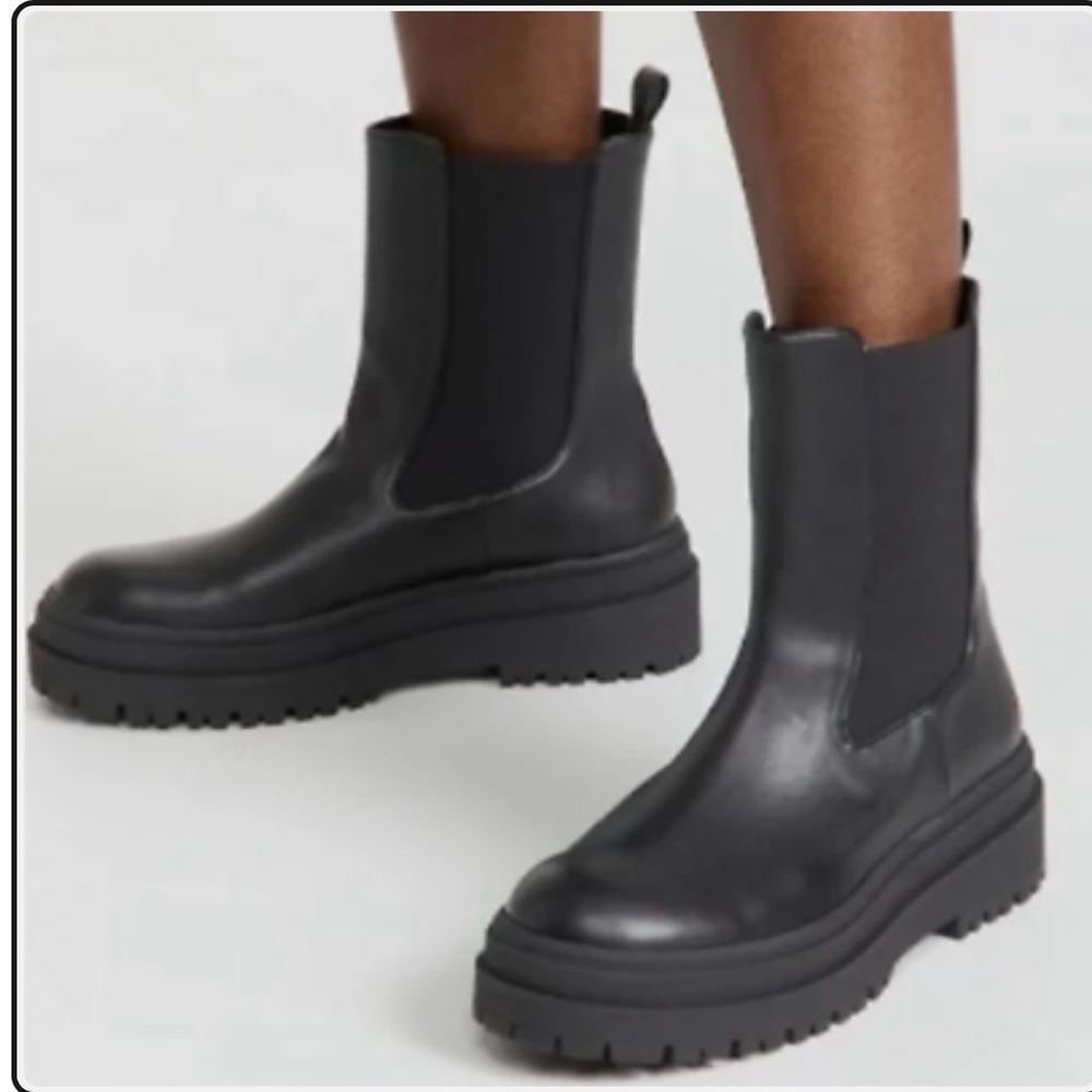 NWB Good American Chelsea Lug Sole Boot in Black GA036V-X
Size 7.5